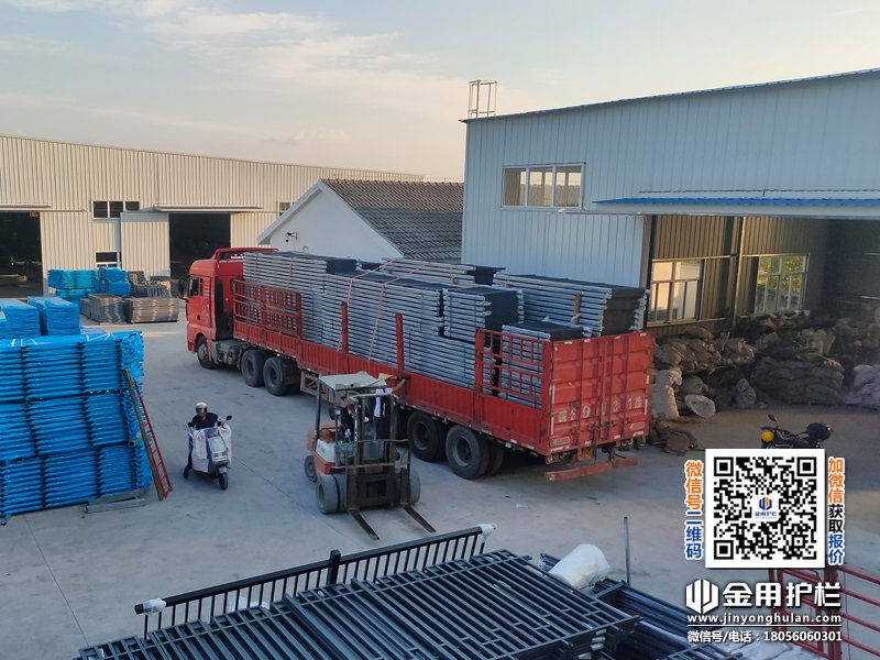 2025年8月4日鋁合金陽臺護欄裝車發貨! 2025年8月4日鋁合金陽臺護欄裝車發貨!